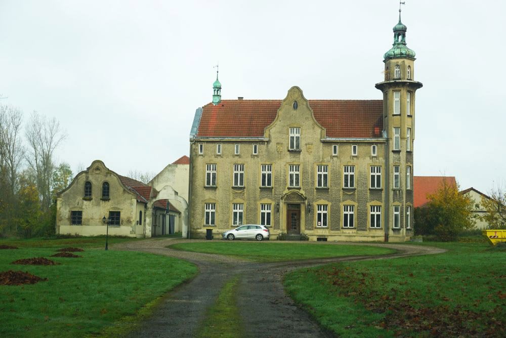 Baudenkmal: Schloss mit Turm und Nebengebäude